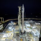 Fotografía cedida por la NASA donde se observa el cohete Atlas V de United Launch Alliance (ULA) con el satélite Landsat 9 a bordo, este lunes, en la plataforma de lanzamiento de la Base de la Fuerza Espacial en Vandenberg, California (EE.UU.).