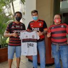 Tres hinchas de Flamengo esperaron por sus ídolos, pero no se dejaron ver.