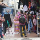 Hecho. Este es el escenario en la calle Santa Elena. Venden desde agua y ropa hasta accesorios de mascotas.