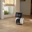 Fotografía cedida por Amazon donde se muestra su pequeño robot Astro mientras pase por una casa.