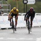 El esloveno Tadej Pogacar del UAE-Team Emirates y el ecuatoriano Richard Carapaz (d) del Ineos Grenadiers durante la última disputa del Tour de Francia 2021.

Saint Gaudens (France), 13/07/2021.- Yellow Jersey Slovenian rider Tadej Pogacar (L) of the UAE-Team Emirates and Ecuadorian rider Richard Carapaz (R) of the Ineos Grenadiers team approach the finish line of the 16th stage of the Tour de France 2021 over 169 km from Pas de la Case to Saint Gaudens, France, 13 July 2021. (Ciclismo, Francia, Eslovenia) EFE/EPA/GUILLAUME HORCAJUELO Tour de France 2021 - 16th stage