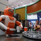 Los aparatos no tripulados llevan los pedidos de los clientes hacia las zonas más apartadas.  ROMAN PILIPEY / EFE