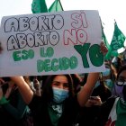 Grupos de mujeres participan en un plantón para pedir aborto legal, seguro y gratuito, en el marco del Día internacional de la despenalización del aborto, hoy, frente al Palacio de Justicia en Lima (Perú).