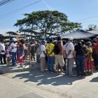 Familiares de los presos en las afueras de la Penitenciaría a la espera de información sobre sus familiares.