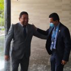 Los asambleístas Virgilio Saquicela y Darwin Pereira, que tienen posturas distintas, saludan en el ingreso a la Asamblea Nacional.