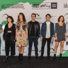 Aron Hernández (como Jorge González), Andrew Bargsted (Claudio Narea) y Diego Madrigal (Miguel Tapia) son protagonistas de la ficción. En la foto, el elenco junto a Salvador del Solar (a la derecha).