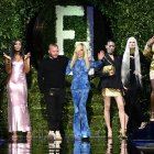 Kim Jones y Donatella Versace despidiéndose al final de la pasarela.