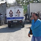 Familiares de los reos en la Penitenciaría de Guayaquil lloran en el exterior del centro, esperando información sobre el estado de sus parientes.