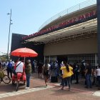 Familiares llegaron hasta Coliseo Abel Jiménez para conocer si sus seres queridos están entre las víctimas.