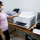 Fotografía de archivo en la que se registró a una funcionaria del Centro de Atención Integral de la Mujer, especializado en el detección temprana de cáncer de mama, en Paraguari (Paraguay).