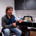 Fotografía del 27 de septiembre de 2021 que muestra al investigador del Institut Pasteur de Montevideo Andrés Kamaid durante una entrevista con Efe, en Montevideo (Uruguay).