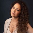 La artista revela que su maestro de música amenazó con matar a su madre.