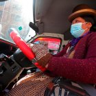 La conductora indígena Mery Yujra, componente de la Central de Mujeres Productivas, conduce un minibús el 29 de septiembre de 2021, en El Alto (Bolivia). EFE/ Martin Alipaz