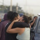 Familiares de reos lloran ante la masacre en la cárcel.