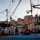 Los venezolanos no desean regresar a su país, tras crisis económica.