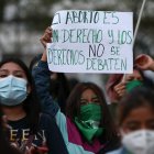 Activistas de colectivos feministas en favor del aboroto, que se identifican con pañuelos verdes y violetas, fueron registrados el pasado 28 de septiembre al recorrer las calles de Quito (Ecuador).