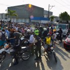 Familiares de ppl cerraron momentáneamente el tránsito en los exteriores de la Policía Judicial