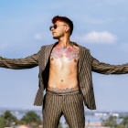 Helian tiene 23 años.