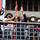 Gesto. El nuevo alcalde, Santiago Guarderas, saludó a los ciudadanos desde el balcón del Municipio.