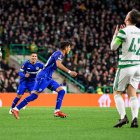 El defensa ecuatoriano Piero Hincapié (centro) celebra el gol ante el Celtic