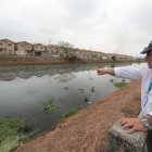En la imagen, el asambleísta Marcos Molina observando su estado para analizarlo en la Asamblea