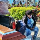 Familiares continúan buscando información de sus seres queridos asesinados.