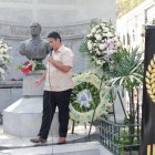 El acto en honor al Ruiseñor de América se lleva a cabo en el Cementerio General.