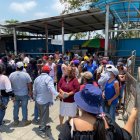 Familiares de reos en los exteriores de la Penitenciaría del Litoral.