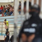 Familiares de reos fallecidos en la Penitenciaría del Litoral asisten, el 30 de septiembre de 2021, a reconocer a través de fotos a sus parientes asesinados, en Guayaquil (Ecuador).