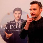 La serie gira en torno a un diplomático que intenta recuperar el tesoro de un submarino robado.