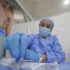 Personal de enfermería se prepara para aplicar la vacuna Pfizer a ciudadanos nacionales y extranjeros en el centro comercial Megamall a las afueras de ciudad de Panamá (Panamá).