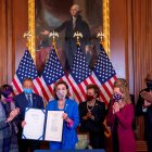 La presidenta de la Cámara Baja de EE.UU., la demócrata Nancy Pelosi, muestra el proyecto de ley de financiación provisional para evitar el cierre del gobierno durante una ceremonia en el Capitolio en Washington (EE.UU.) . EFE/ Shawn Thew