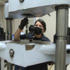 EN LA ESPOL HAY CARRERAS QUE POCOS BACHILLERES CONOCEN COMO INGENIERÍA EN MATERIALES. LA ESTUDIANTE NATALIA LÓPEZ PRACTICA EN UN LABORATORIO.