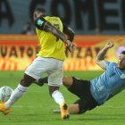 Archivos: Nahitan Nández de Uruguay disputa el balón con Pervis Estupiñán de Ecuador.