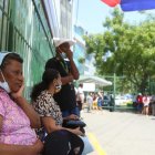 Familiares de un reo que fue señalado como quemado, afuera del Hospital Guayaquil.