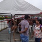 Familiares en las afueras de Criminalística a la espera de respuesta.