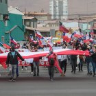 Manifestantes en contra de la migración participan en una marcha hoy, en Iquique (Chile).