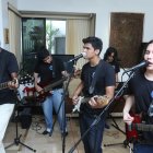 Parte del grupo Aspy Band en el ensayo en la sala de una casa.