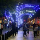 Decenas de familias recorren la Plaza de la Administración, que se encendió el pasado viernes.