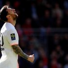 Lionel Messi se lamenta después de estrellar el balón en el horizontal, tras el tiro libre.