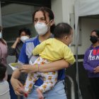 Calvario. Los padres de familia vuelven a vivir la angustia de buscar vacunas para sus hijos en los dispensarios del MSP.