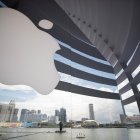 Imagen de archivo del logo de Apple en una tienda.