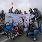 Fotografía cedida hoy por Bicibilizando que muestra a sus integrantes mientras posan a su paso por el volcán nevado Chimborazo (Ecuador).