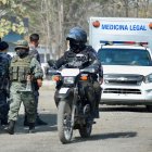 Fotografía de la salida de vehículos de medicinal legal retirando los cuerpos de reos fallecidos, la semana pasada en la cárcel de Guayaquil (Ecuador).