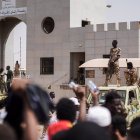 En el enfrentamiento, los supuestos terroristas del EI emplearon ametralladoras y granadas de mano, entre otras armas pesadas.