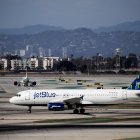 Fotografía de archivo de un avión de JetBlue Airbus en el aeropuerto de Los Ángeles (EE.UU.).