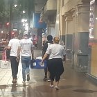 Los jóvenes comienzan el recorrido a las 21:00 para  entregar los alimentos al menos a 300 personas.