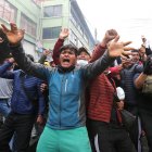 Un grupo de cocaleros festeja luego de retomar de la sede de la Asociación Departamental de Productores de Coca (Adepcoca) hoy, en La Paz (Bolivia).