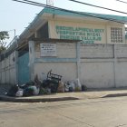 A diario se observa gran cantidad de basura en los alrededores de la escuela fiscal Enrique Vallejo, ubicada en la cooperativa Luz de América, en el cerro de Mapasingue.
