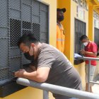 Los aficionados compraron las entradas para el partido entre Ecuador y Bolivia, en las boleterías del Monumental. En la fila se encontraron hinchas que viajaron desde diferentes ciudades del país.